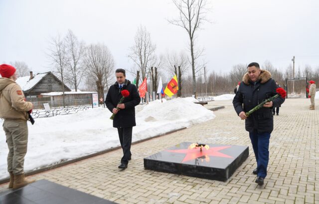 Игорь Руденя возложил цветы к воинскому захоронению в Жарковском муниципальном округе