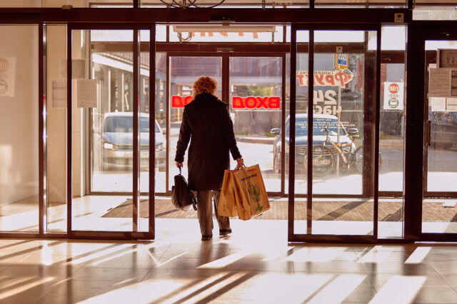 ВТБ: Четверть россиян не считает предновогодние распродажи выгодными Россияне сохранили траты на подготовку к февральским выходным на уровне прошлого года