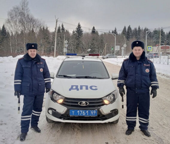 В Тверской области сотрудники ГИБДД помогли водителю выбраться из снежного плена В Тверской области сотрудники ГИБДД помогли водителю выбраться из снежного плена