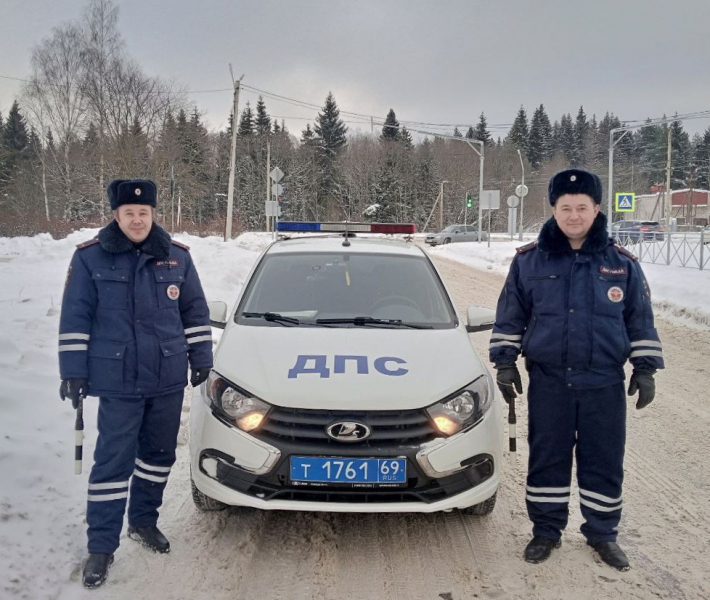 В Тверской области сотрудники ГИБДД помогли водителю выбраться из снежного плена