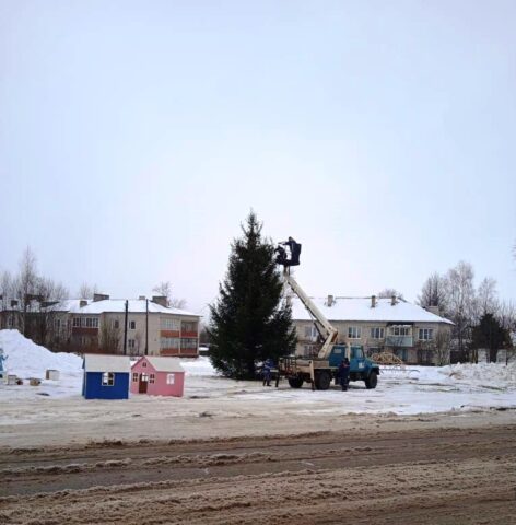 Энергетики Пеновского участка Осташковского РЭС Тверьэнерго помогли украсить главную новогоднюю ёлку в поселке Пено в преддверии праздников