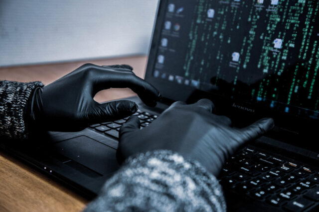 В Кимрах пенсионер лишился почти миллиона рублей, пытаясь заработать на инвестициях