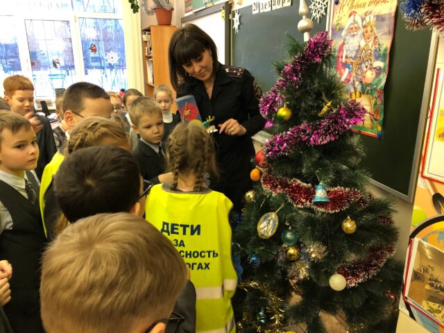 Тверские школьники нарядили «Елку безопасности»