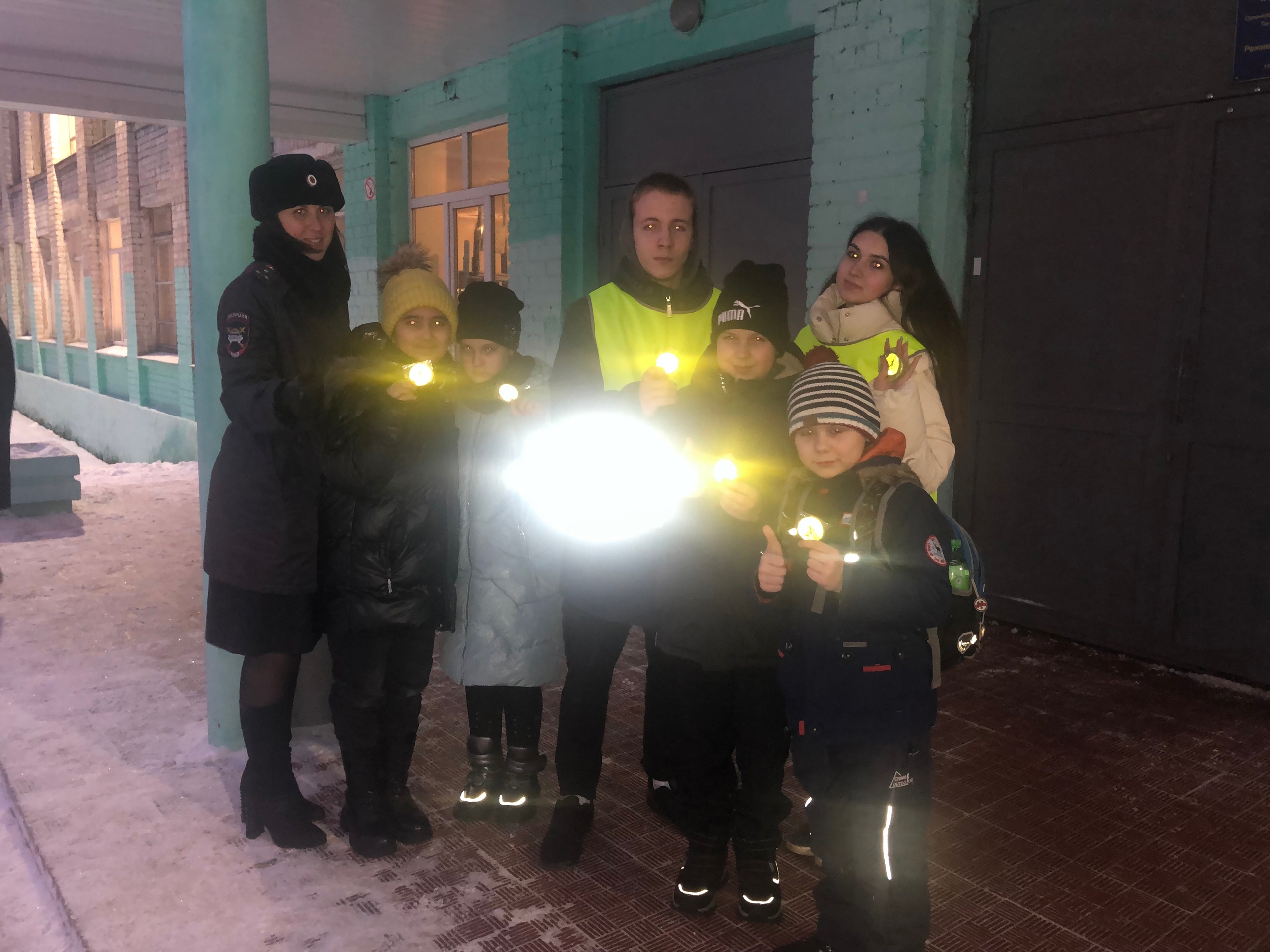 Тверские Госавтоинспекторы провели акцию «Засветись!» в одной из школ города