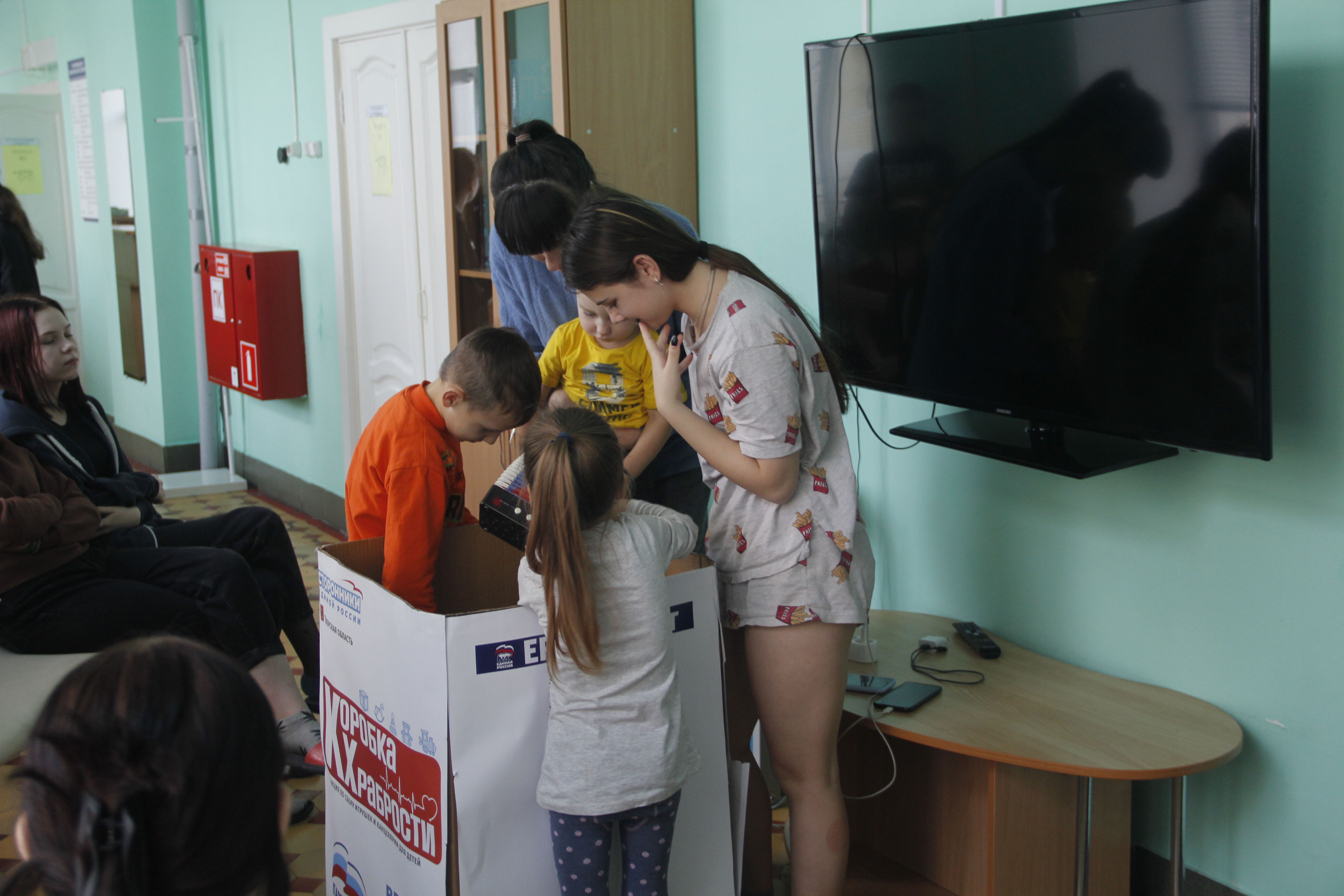 В Твери проходящие лечение дети получили подарки В Твери проходящие лечение дети получили подарки