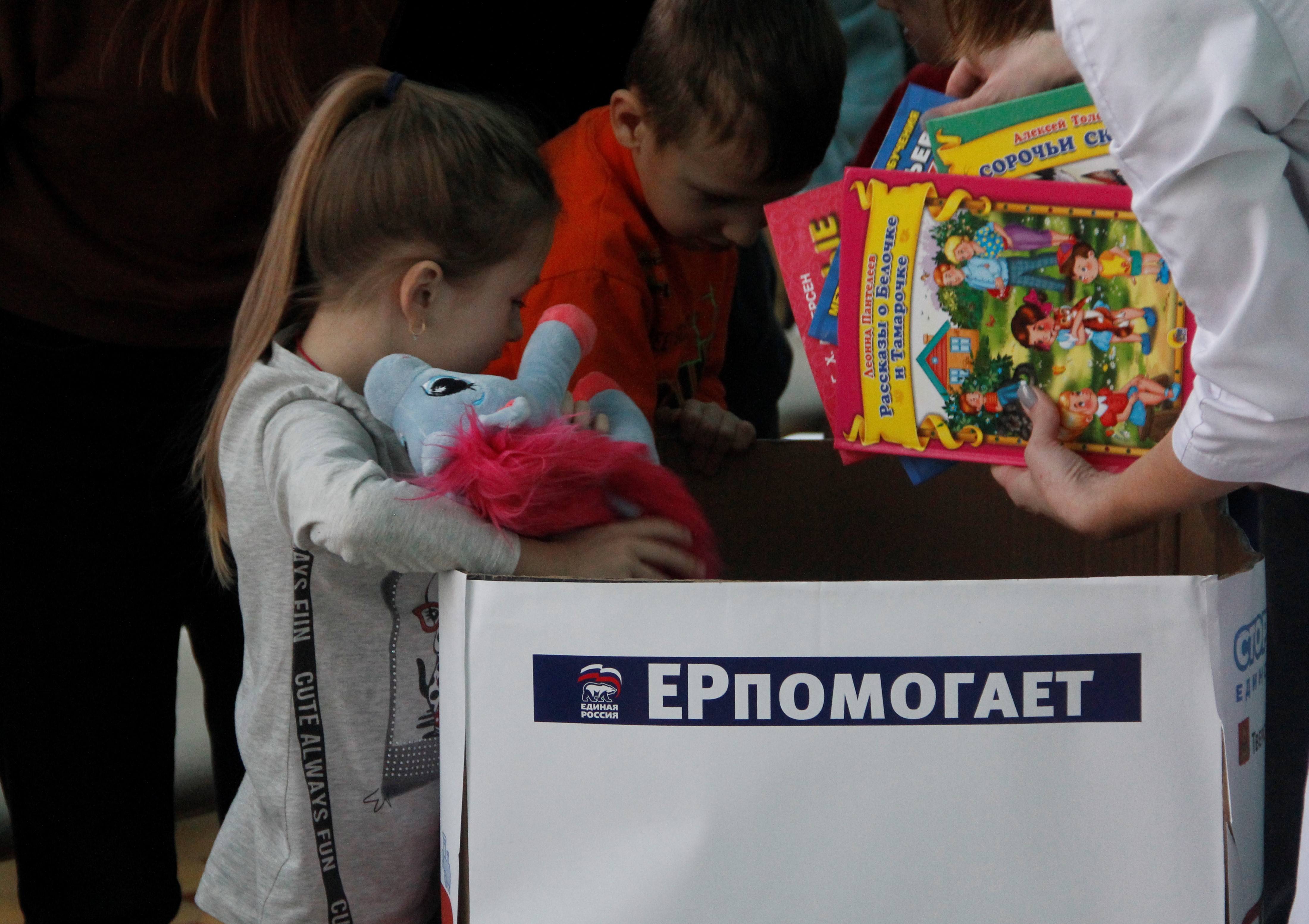 В Твери проходящие лечение дети получили подарки