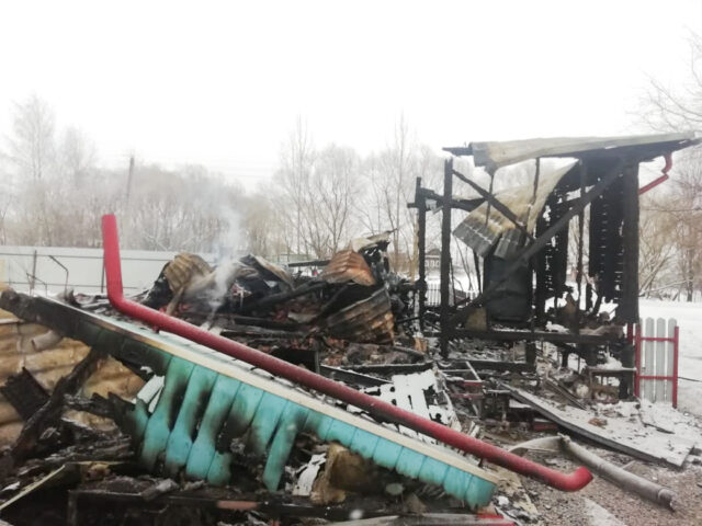 В деревне Тверской области во время тушения пожара обнаружили останки женщины В деревне Тверской области во время тушения пожара обнаружили останки женщины