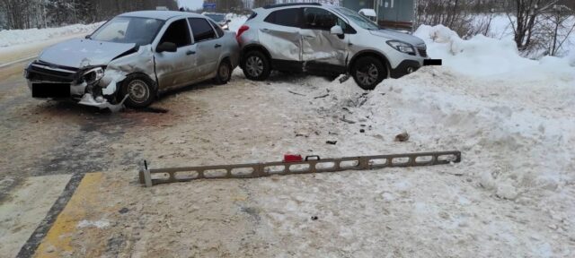 В Тверской области столкнулись Opel и Lada В Тверской области столкнулись Opel и Lada