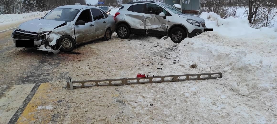 В Тверской области столкнулись Opel и Lada