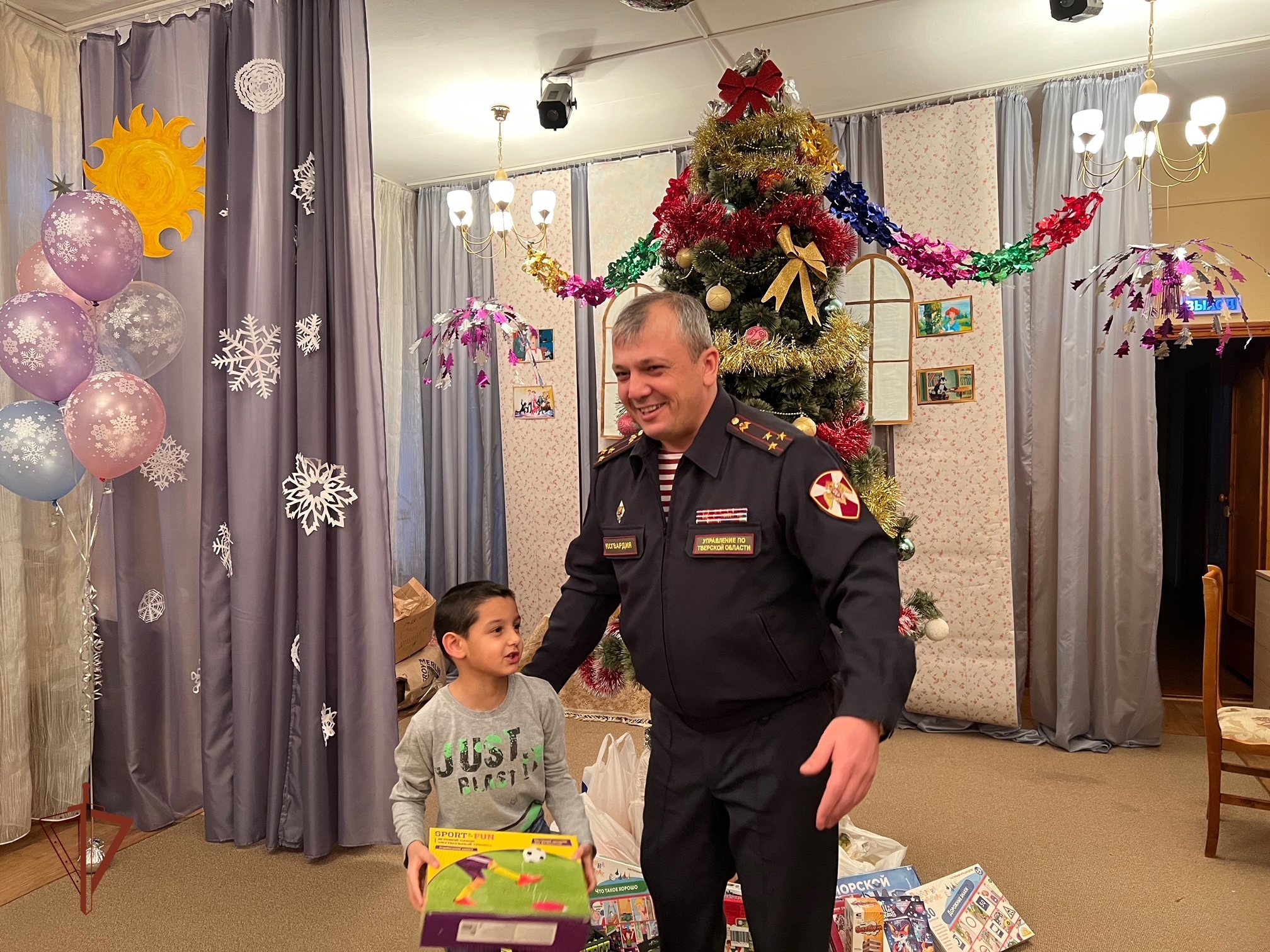 Сотрудники Росгвардии поздравили ребят тверского социально-реабилитационного центра с Новым годом