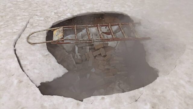 Мужчина провалился в яму с кипятком у школы в Твери