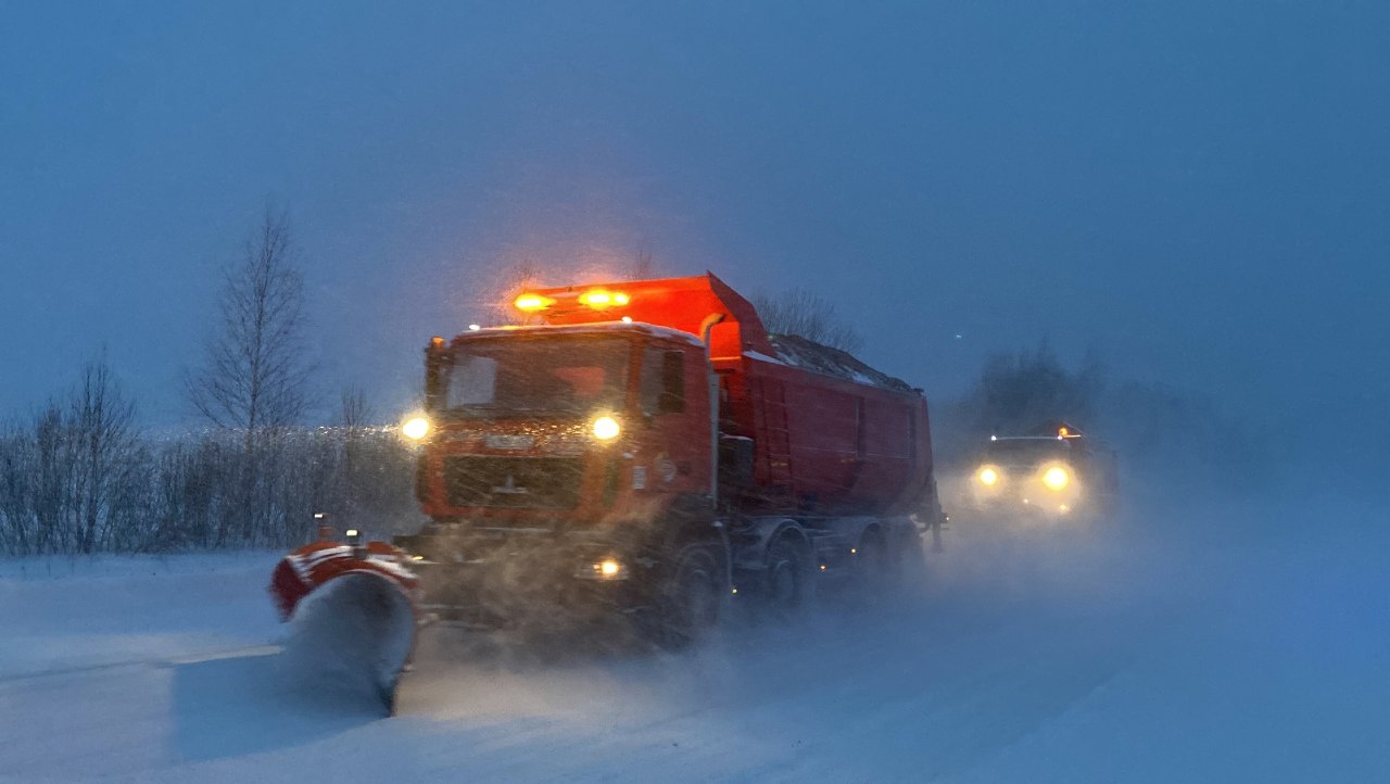 Больше 300 единиц техники расчищает от снега региональные и межмуниципальные дороги Тверской области