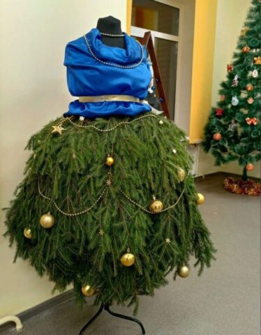 В Вышнем Волочке показали ёлку-платье, ёлку-светильник и принцессу шишек