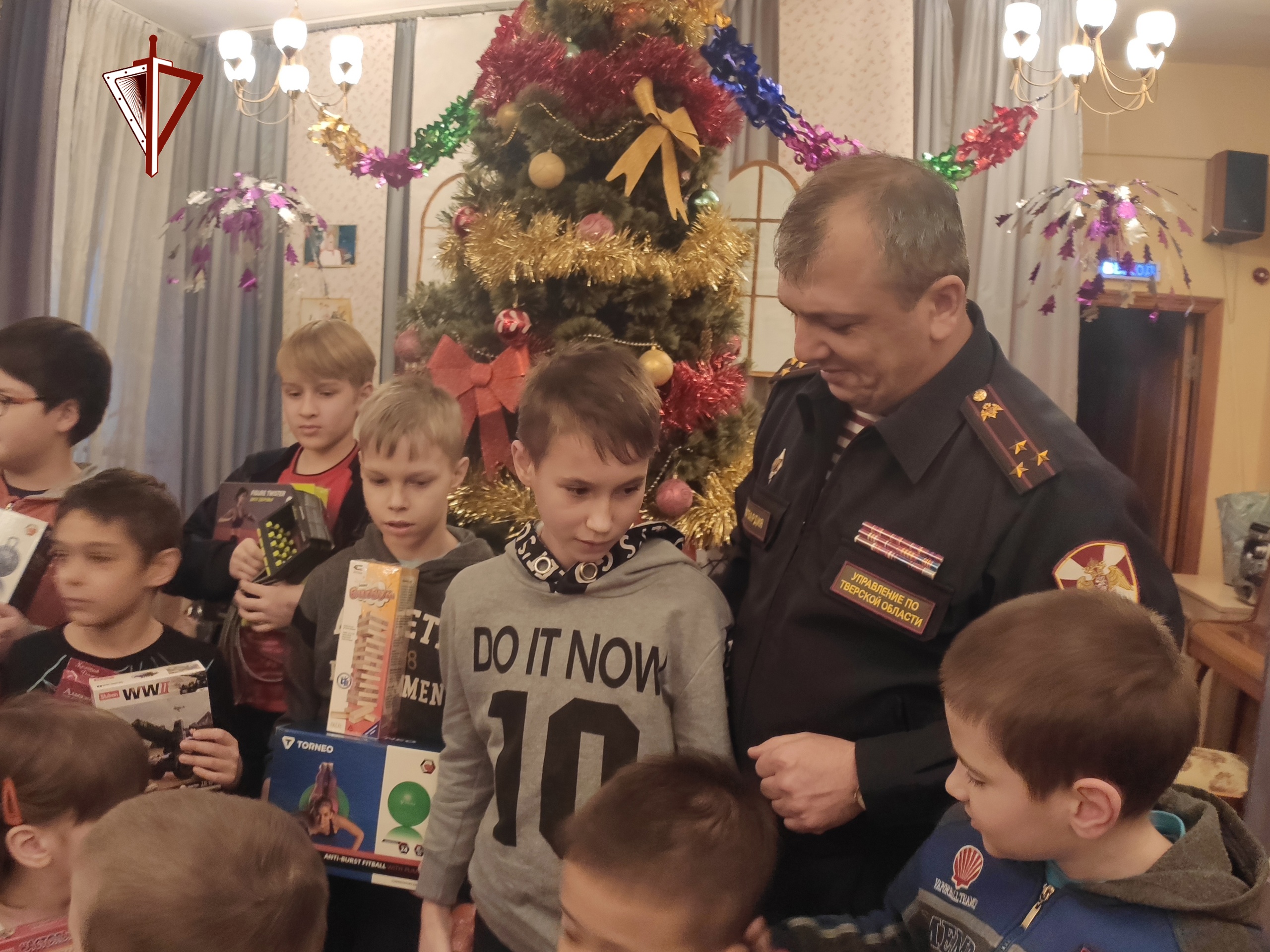 Сотрудники Росгвардии поздравили ребят тверского социально-реабилитационного центра с Новым годом