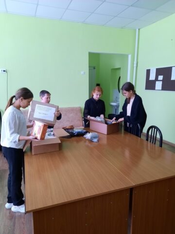 Андреапольские школьники отправили посылки и открытки для солдат на СВО