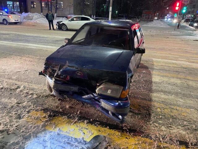 В Твери на Горького отечественный ВАЗ не пропустил иномарку