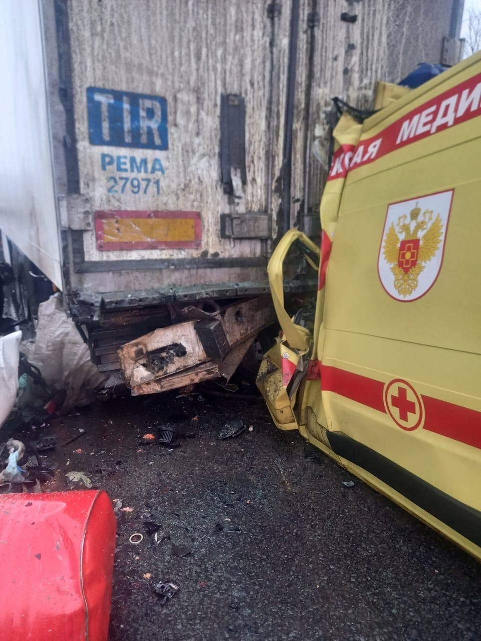 Под Тверью на М-10 произошло массовое ДТП, один человек погиб Под Тверью на М-10 произошло массовое ДТП, один человек погиб