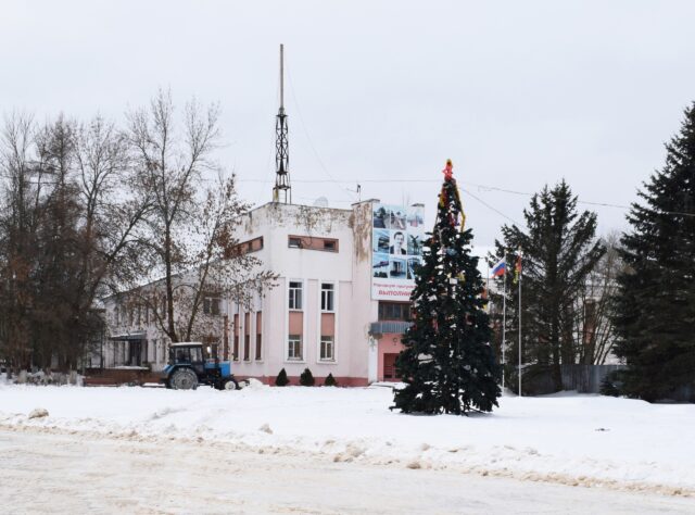 Глава округа в Тверской области вышел с больничного, чтобы расчистить поселок от снега