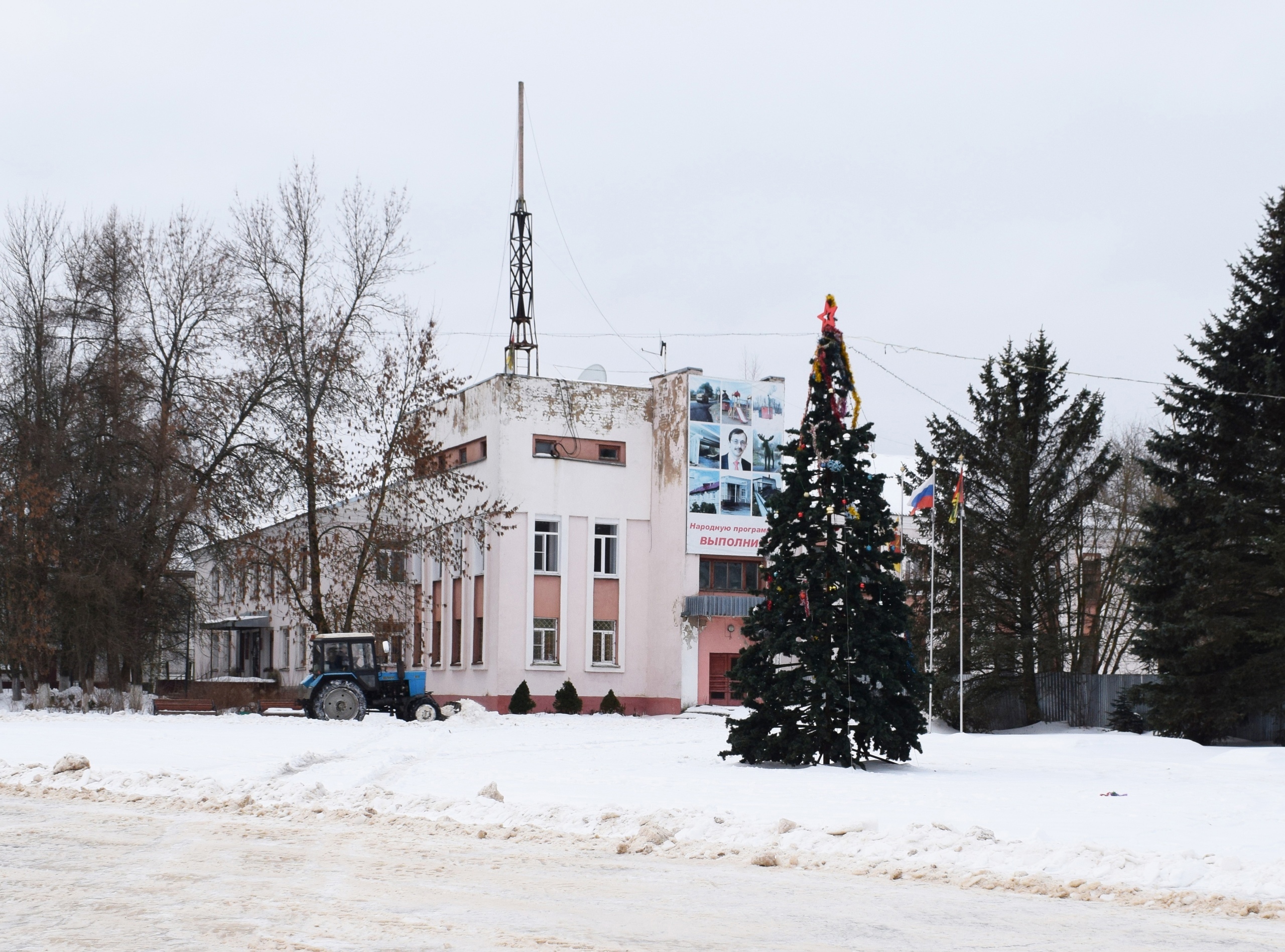 Глава округа в Тверской области вышел с больничного, чтобы расчистить поселок от снега
