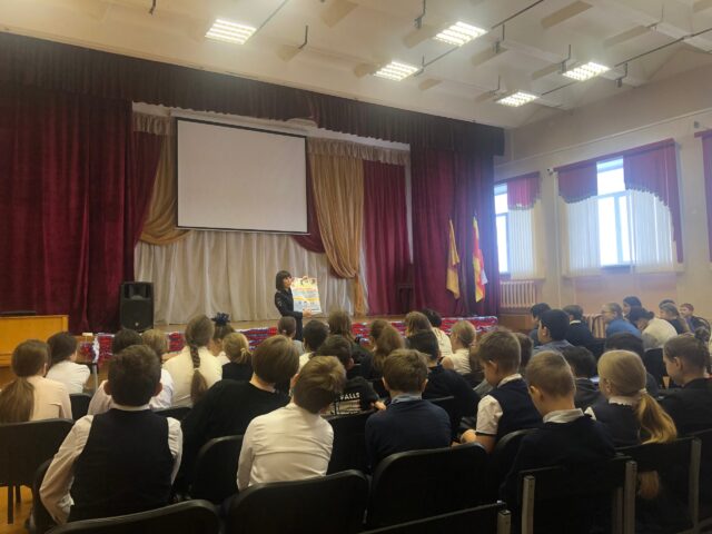 В Твери автоинспекторы и сотрудники МЧС провели со школьниками беседу