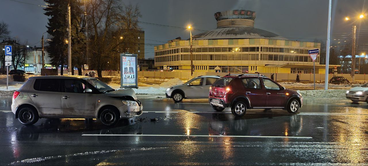 В центре Твери из-за отвлекшегося водителя столкнулись две иномарки В центре Твери из-за отвлекшегося водителя столкнулись две иномарки