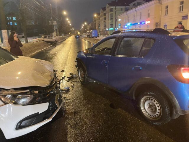 В Твери 23-летний водитель спровоцировал аварию с пострадавшей