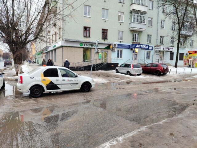 В Твери водитель такси сбил мужчину и женщину