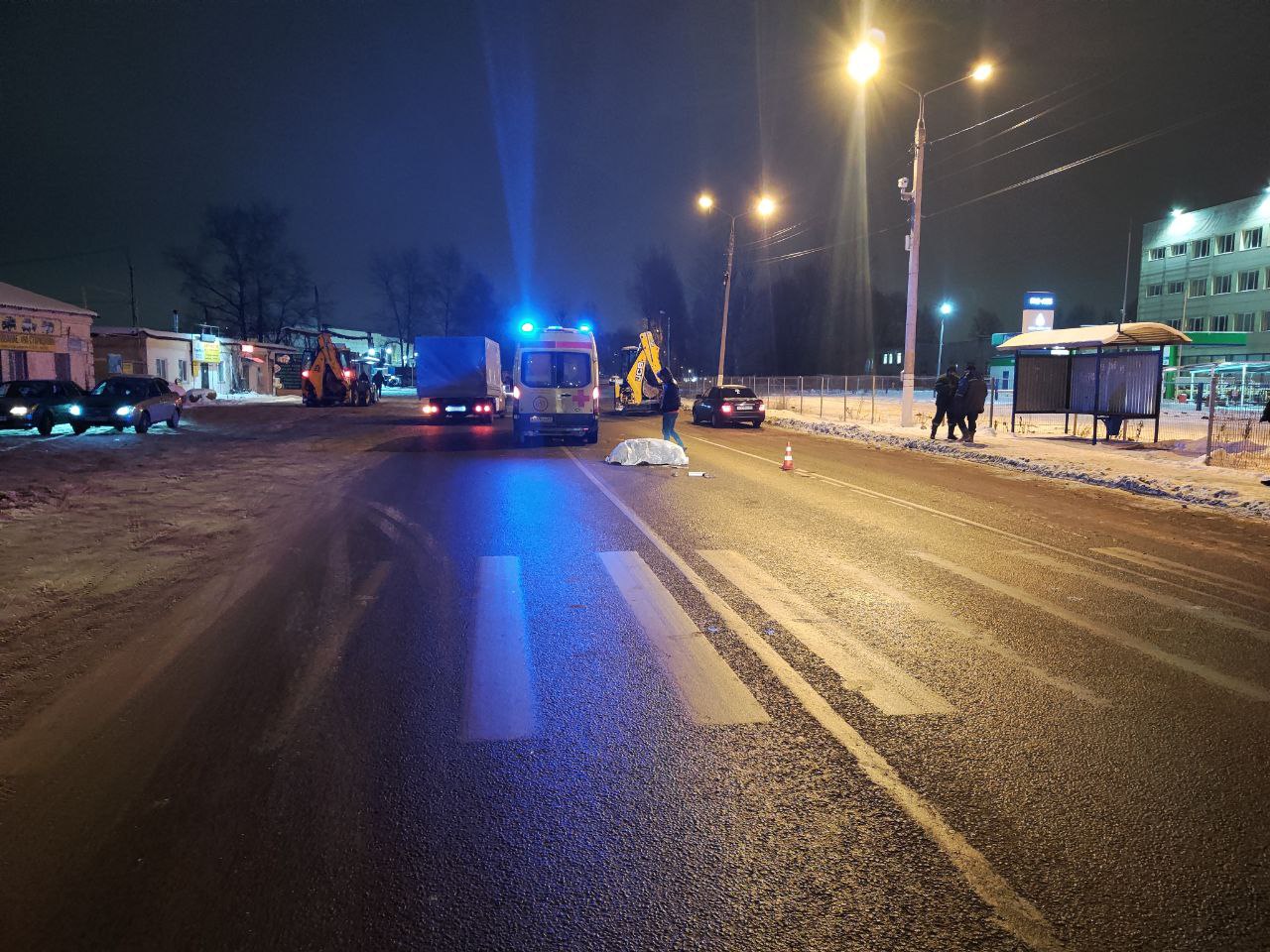 В Твери экскаватор-погрузчик насмерть сбил женщину