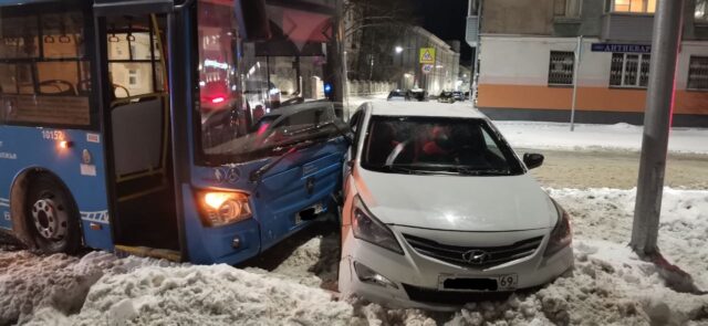 В Твери лихой водитель Хендая не уступил дорогу синему автобусу