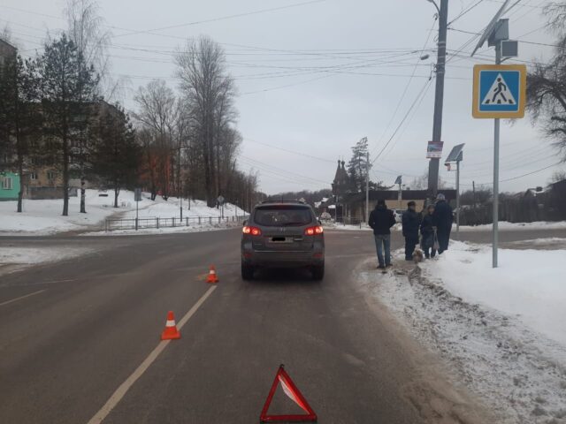 В Тверской области женщина попала под колеса автомобиля и ушибла ногу