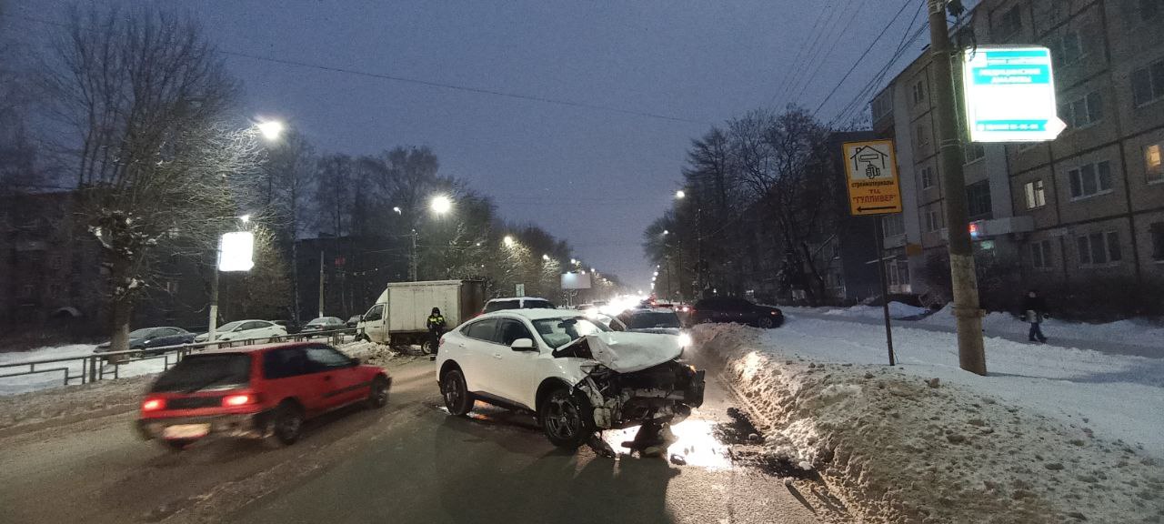 Утром в Твери в аварии получила травмы девушка-водитель