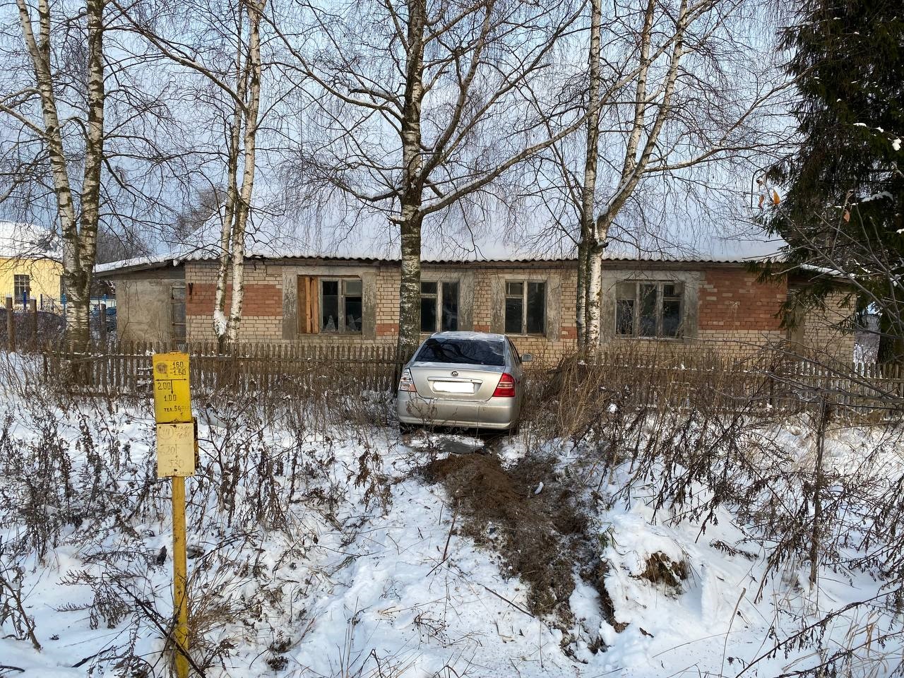 В Тверской области водитель легковушки протаранил забор