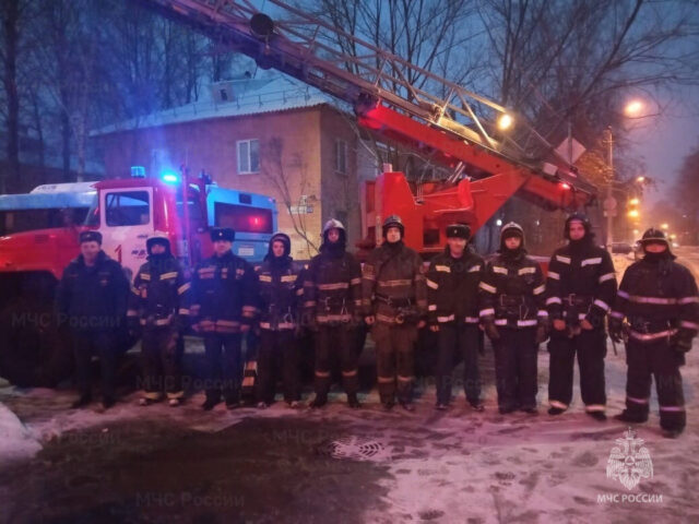 Тверские пожарные спасли из пылающего дома 17 человек