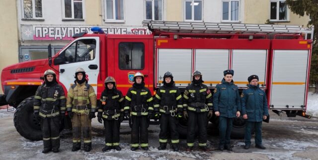 Пожарные спасли женщину из горящего дома в Кашине