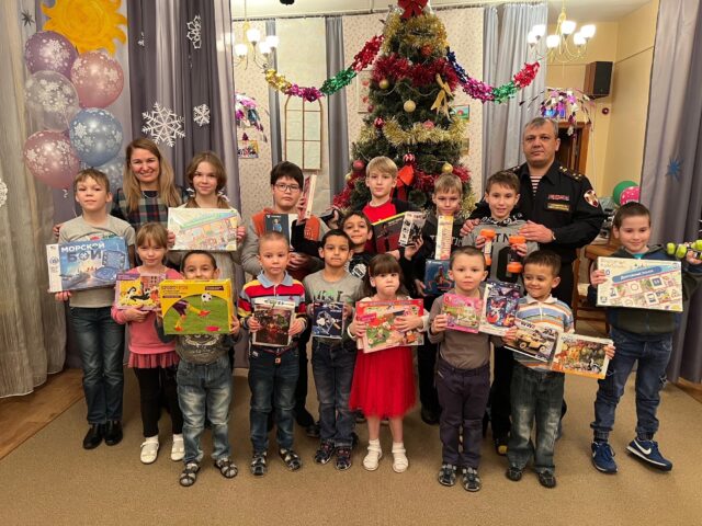 Сотрудники Росгвардии поздравили ребят тверского социально-реабилитационного центра с Новым годом