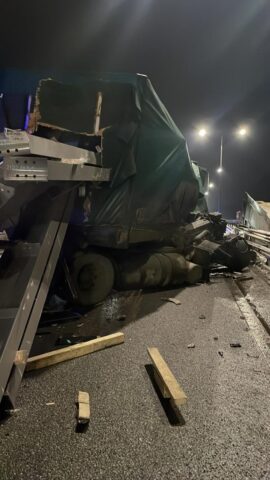 В Тверской области на М-10 столкнулись две фуры