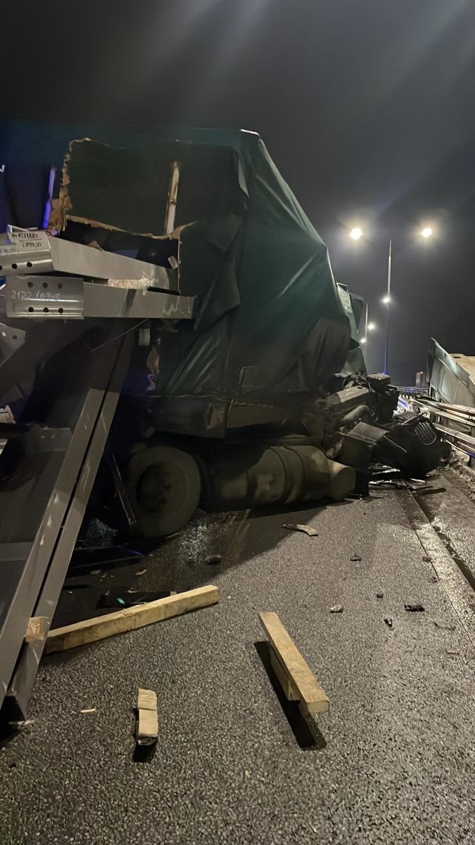 В Тверской области на М-10 столкнулись две фуры