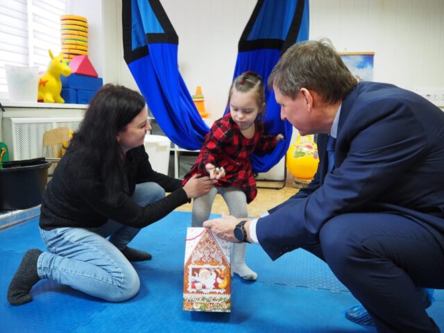 Сенатор Андрей Епишин исполнил новогоднюю мечту четырехлетней Анны из Тверской области