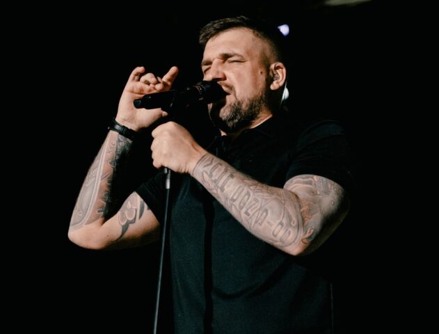 Самый чистый кайф: Баста спел вместе с поклонниками в Твери Звездные разборки: Stigmsta в Твери, новая песня Полины Гагариной и дуэт певицы MONA и Басты