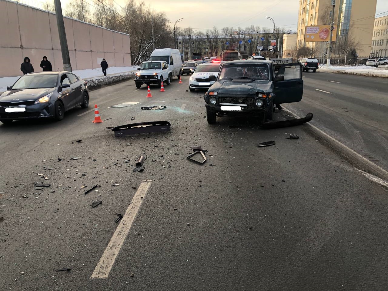 На Восточном мосту в Твери столкнулись два ВАЗа На Восточном мосту в Твери столкнулись два ВАЗа