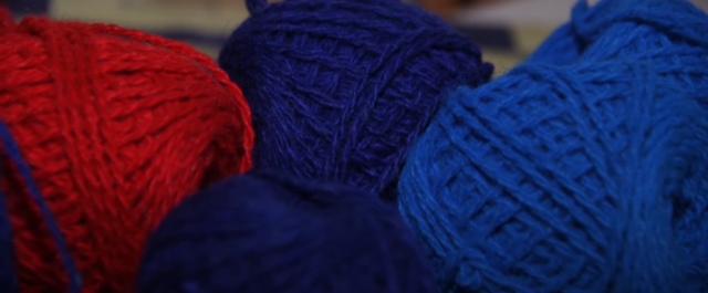 Жительница города Нелидово вяжет теплые носки для участников СВО