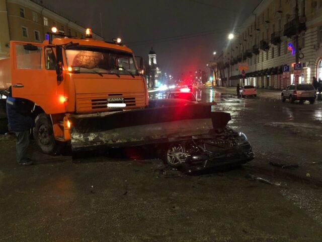 В центре Твери в столкновении с КАМАЗом пострадали два человека В центре Твери в столкновении с КАМАЗом пострадали два человека