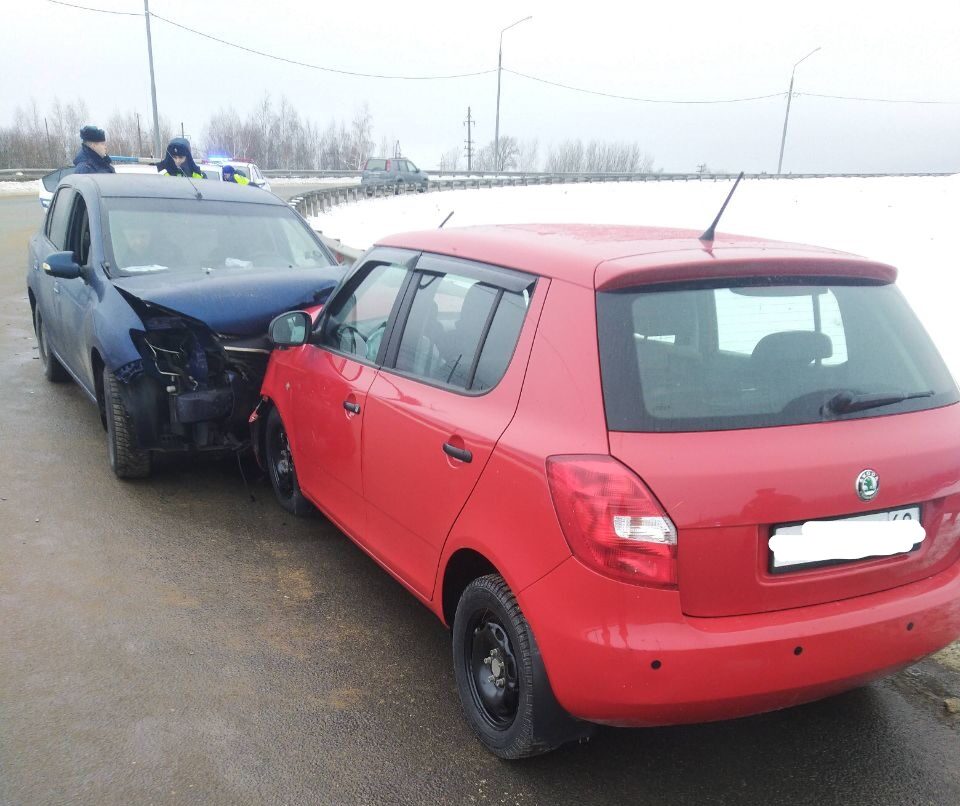 На эстакаде под Тверью столкнулись два автомобиля На эстакаде под Тверью столкнулись два автомобиля