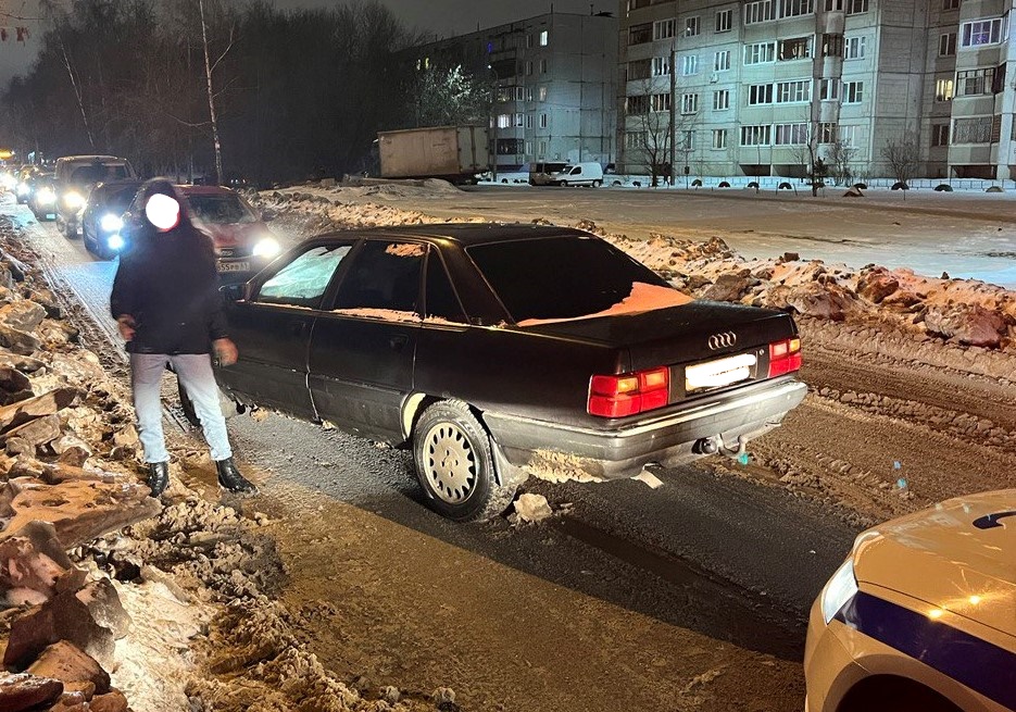 В Твери молодая девушка попала под машину, перебегая дорогу В Твери молодая девушка попала под машину, перебегая дорогу