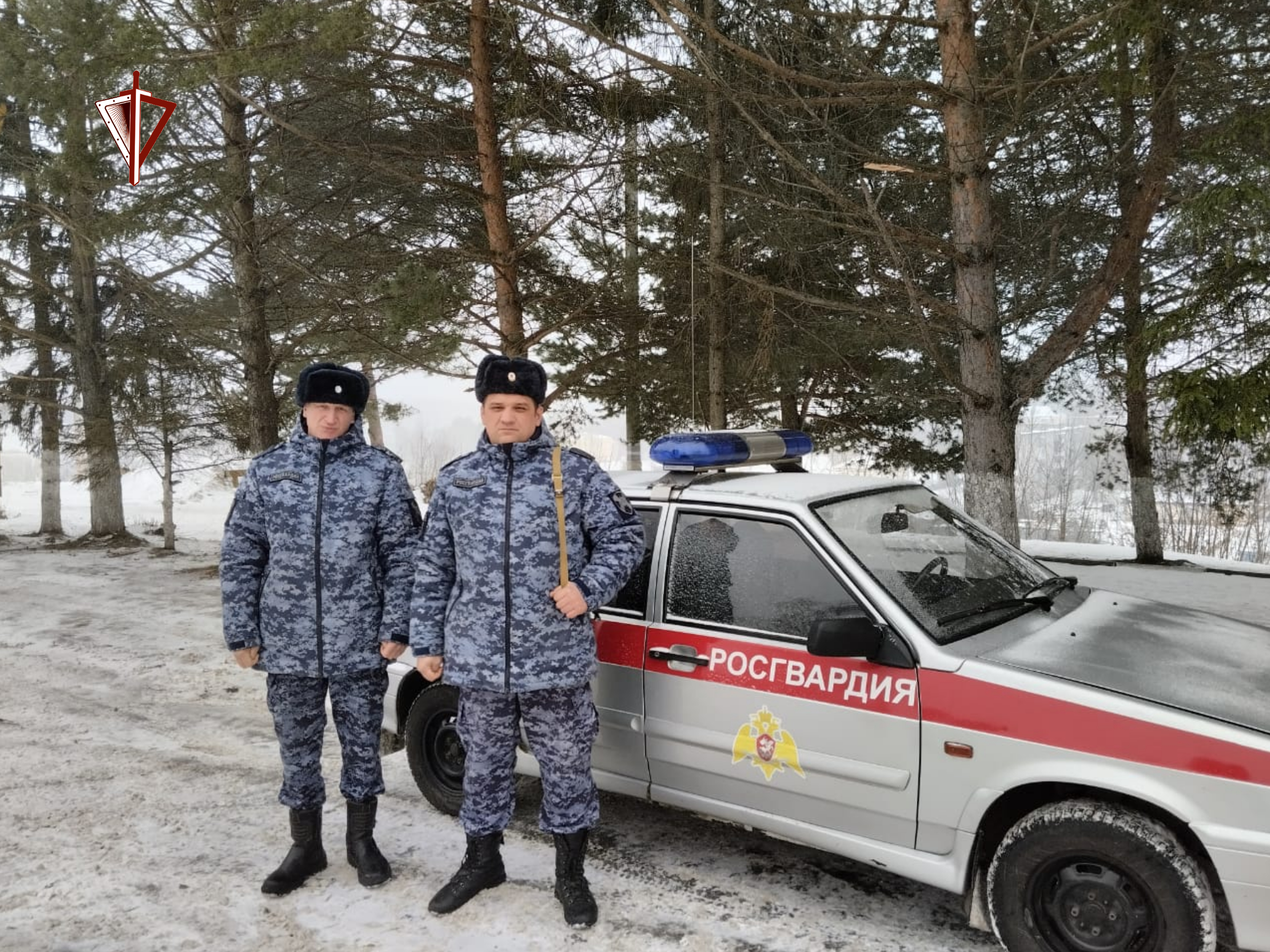 В Тверской области сотрудники Росгвардии спасли людей из горящего дома