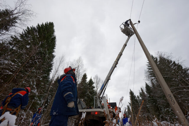 Бригады «Тверьэнерго» устраняют локальные нарушения электроснабжения потребителей, вызванные непогодой