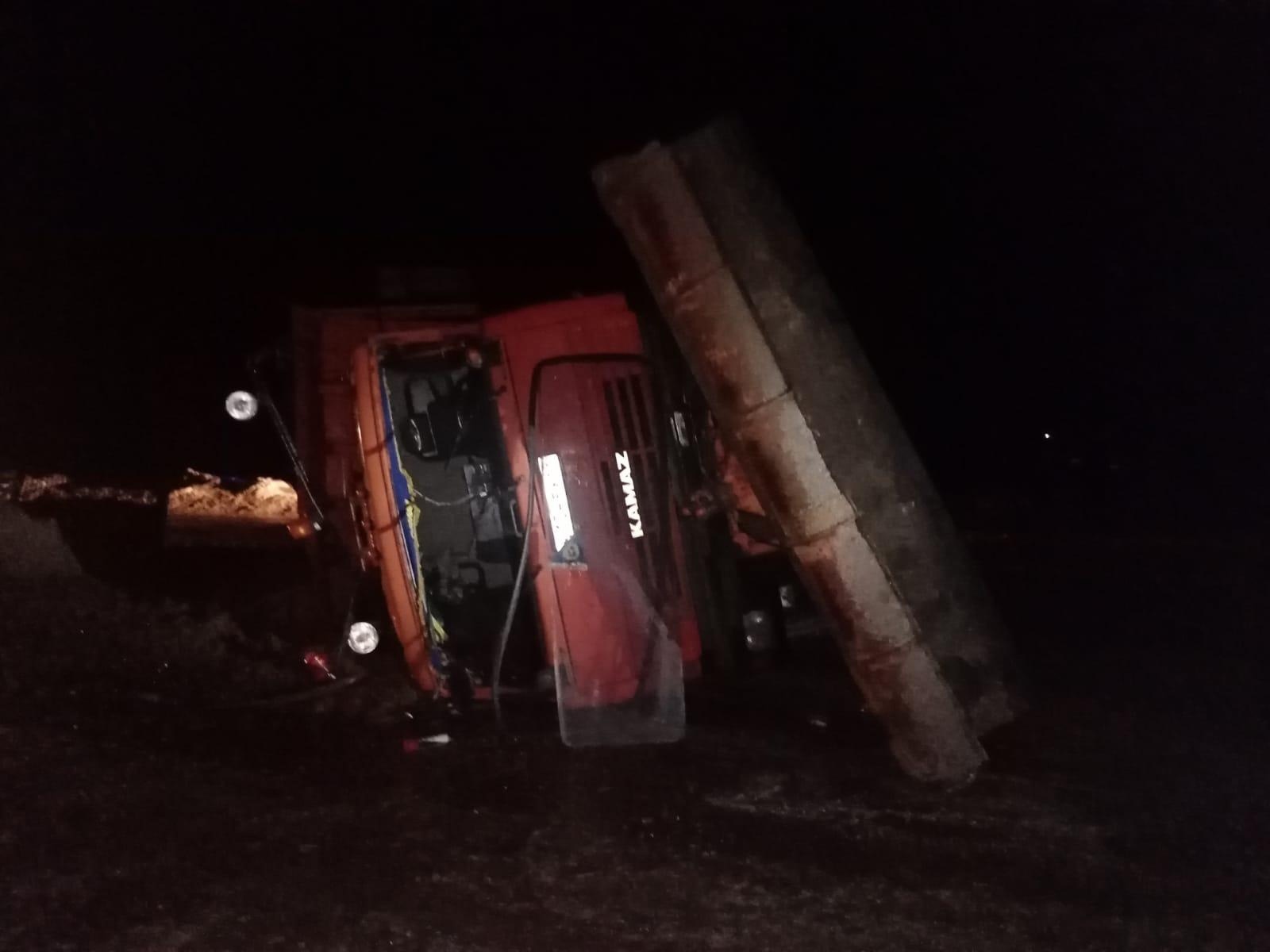 В Тверской области из-за погоды перевернулся КАМАЗ В Тверской области из-за погоды перевернулся КАМАЗ
