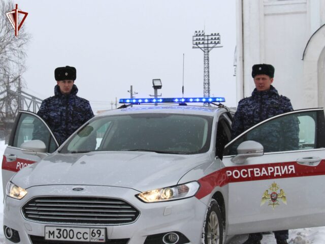 В Твери мужчина с помощью молотка разбил стекло входной двери магазина и проник внутрь