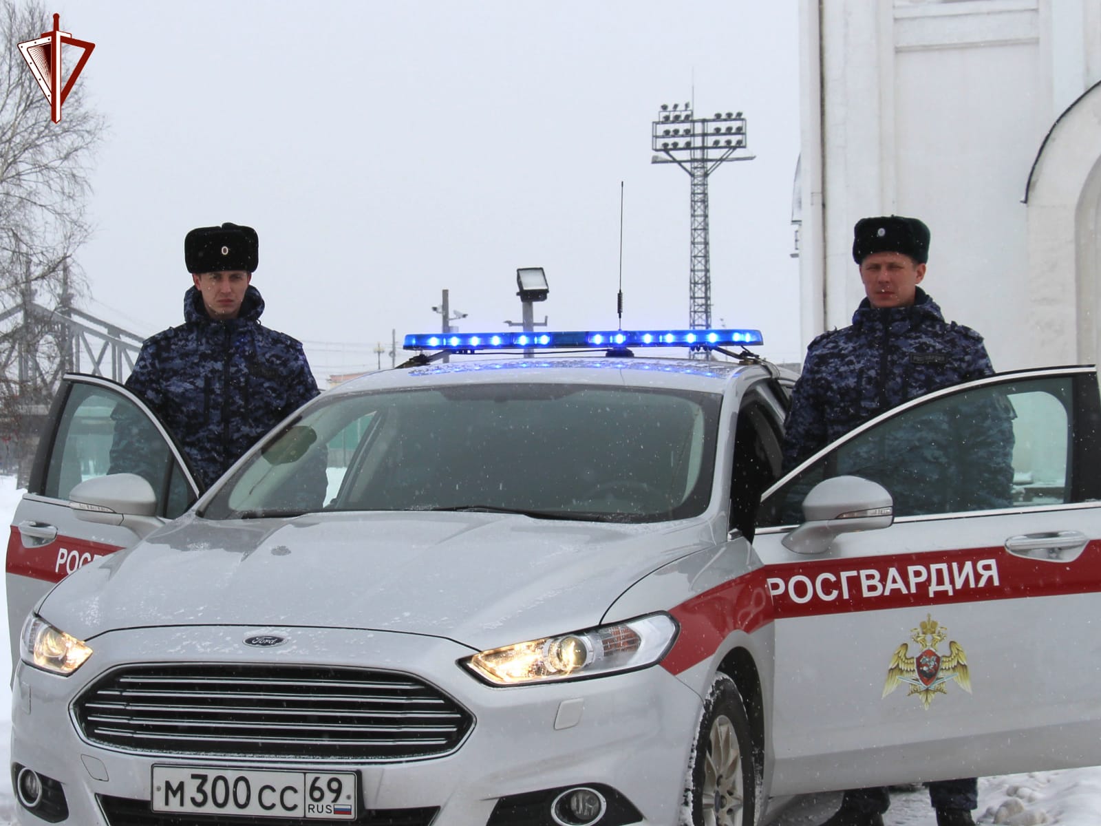 В Твери мужчина с помощью молотка разбил стекло входной двери магазина и проник внутрь
