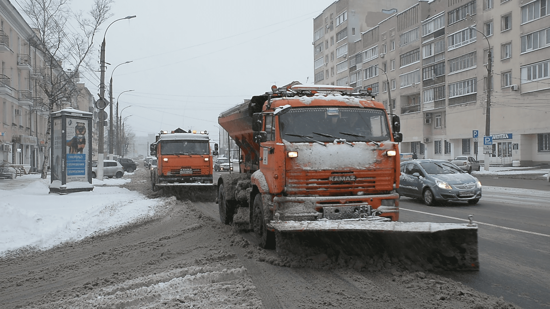 В Твери продолжается работа по расчистке и обработке дорог и пешеходных зон противогололёдными материалами